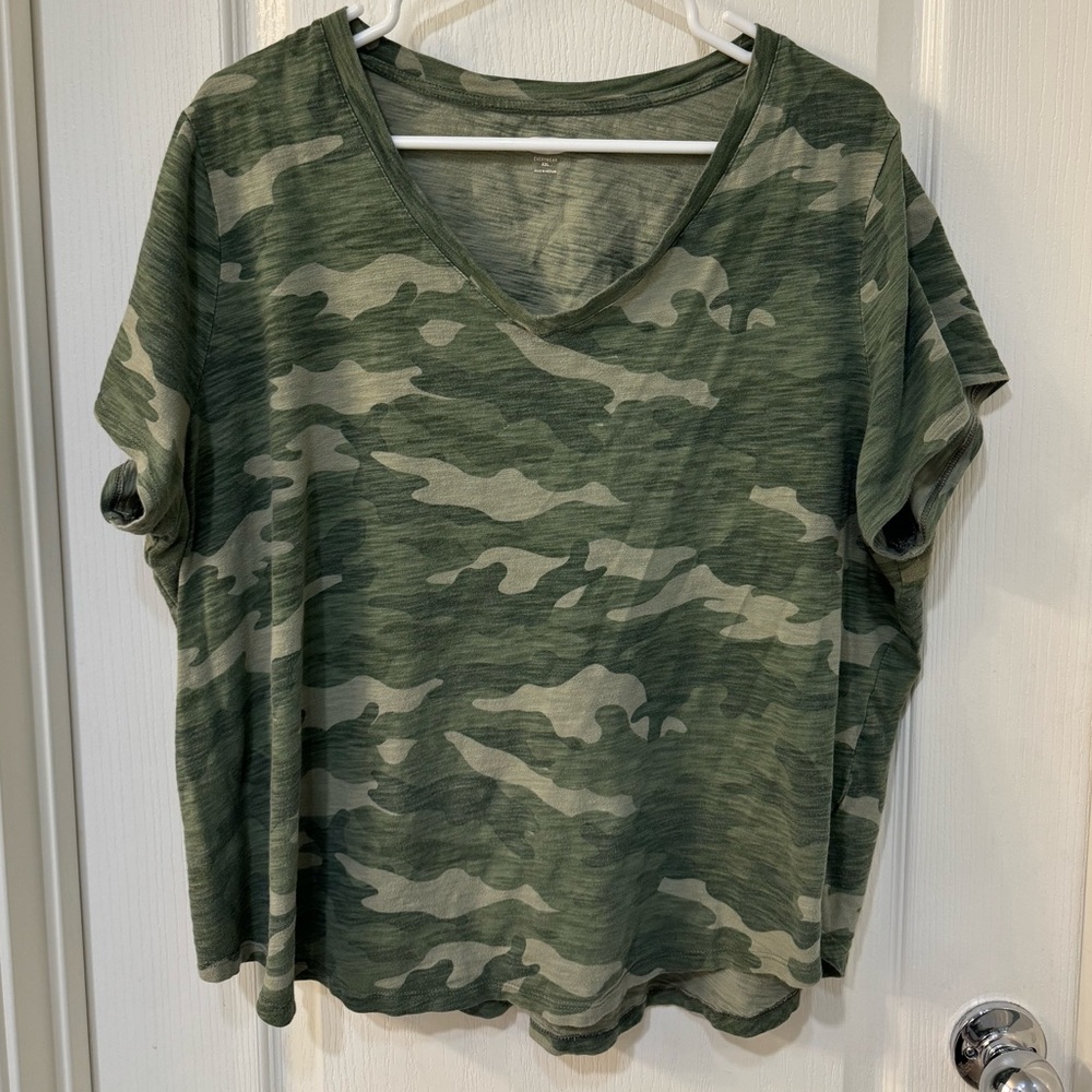 Old Navy Everywear Tee, camouflage pattern. Size XXL